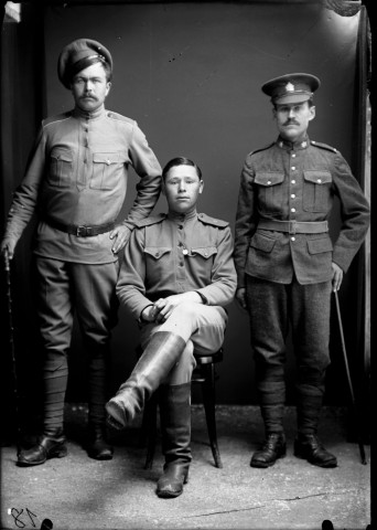Trois militaires canadiens