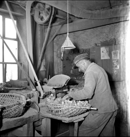 Le tourneur façonne la pièce de la pipe sur son tour.