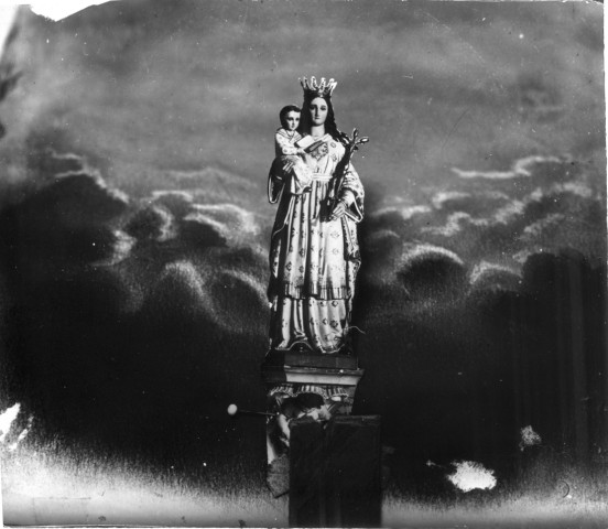 Une statue représentant la Vierge à l'enfant