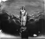 Une statue représentant la Vierge à l'enfant