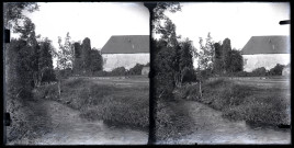 L'Angillon près des ruines de la tour du château et de la ferme du Parc de Vers-en-Montagne.