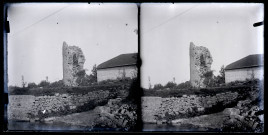 Ruines d'une tour du château et bâtiment de la ferme du Parc à Vers-en-Montagne, vue prise depuis la berge de l'Angillon.