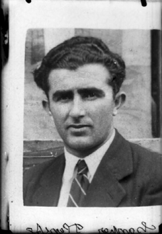 Reproduction. Un homme. Chantier. Plénise