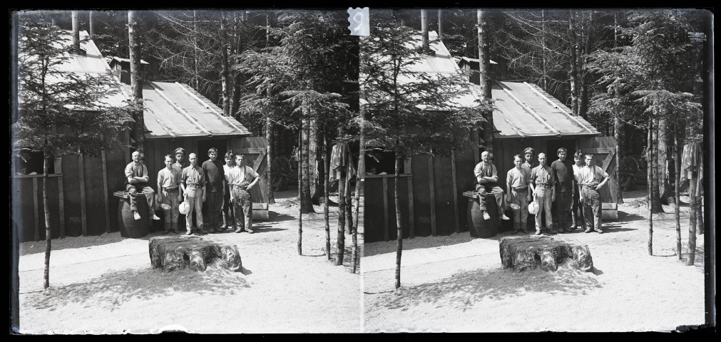 Exploitation de la forêt de la Joux par les soldats canadiens : cuistots militaires devant leur baraquement du camp de la Joux.