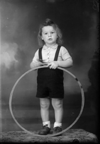 Enfant Luca avec un cerceau. Molpré