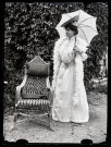 Portrait d'Emilie Vuillaume avec une ombrelle.