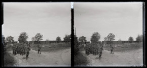Arrivée des soldats canadiens à Vers-en-Montagne pour l'exploitation des bois de la Fresse : descente au village, arme à l'épaule.