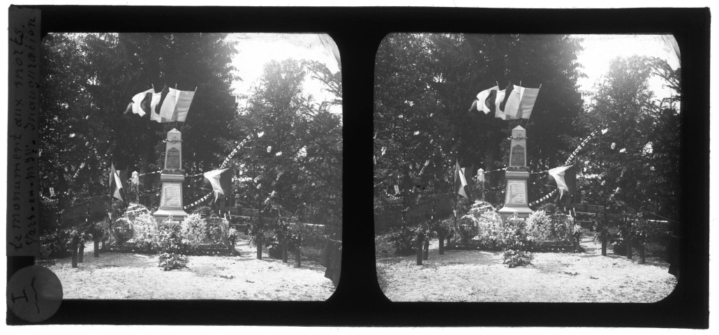 Monument aux morts de Vers-en-Montagne et Le Latet fleuri et pavoisé pour son inauguration.