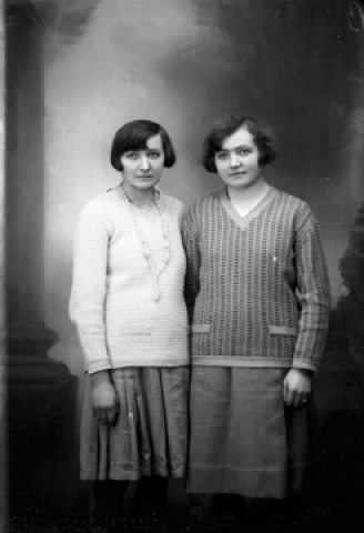 Deux jeunes filles Léontine Cordier. Cerniébaud