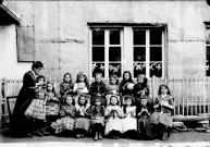 Groupe d'enfants tricotant. Ecole de Censeau