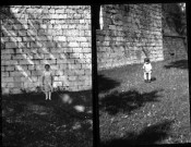 Enfant sur un tricycle / Une femme