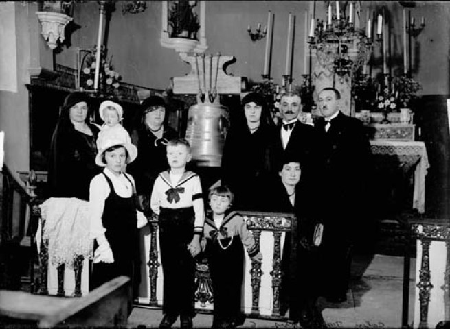Famille Colin à l'intérieur de l'église de Pont d'Héry