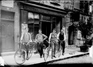 Quatre jeunes hommes avec leurs vélos à Nozeroy. Léon Cretin. Bois d'Amont