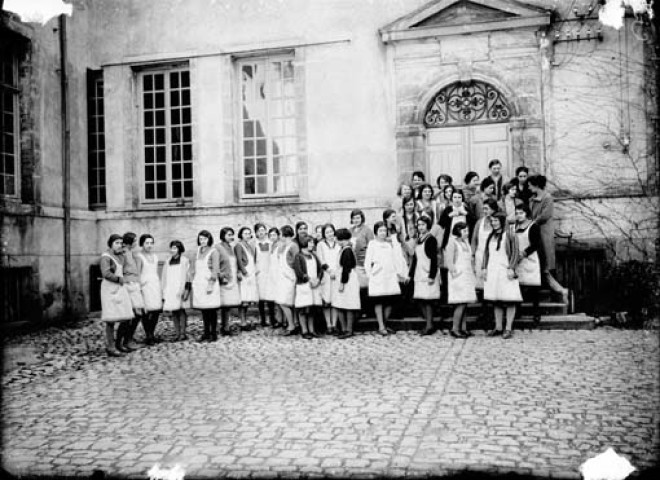 Ecole ménagère. Dijon. Jeunes filles devant l'école