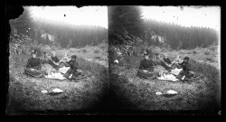 Dîner champêtre d'un groupe de femmes dans la vallée des Nans.