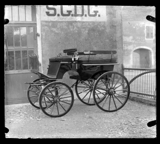 Voiture hippomobile devant l'atelier de fabrication Carrosserie Bouveret à Andelot-en-Montagne.