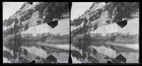 Reflets d'un pont dans l'eau, près de La Mure ou Le Bourg-d'Oisans.