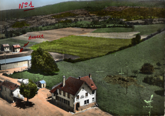 Arinthod (Jura). 7. En avion au dessus d'Arinthod, la poste. Saint-Maur, Lapie.