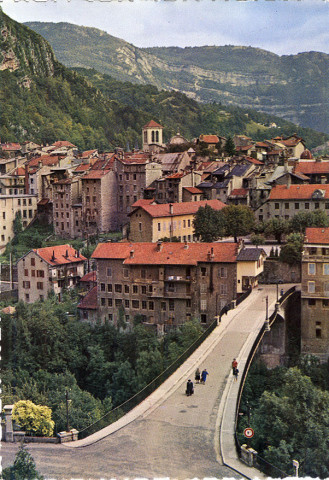 Saint-Claude (Jura). N.9173. Paysage du Jura. Saint-Claude, alt. 441m., une vue générale prise de l'ancien pont Payant. 13, rue de l'économie, Bron, J. Cellard.