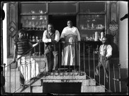 Commerçants du Haut-Doubs devant la devanture de leur commerce, la boulangerie et tabac F. Vuillemin à Gilley.