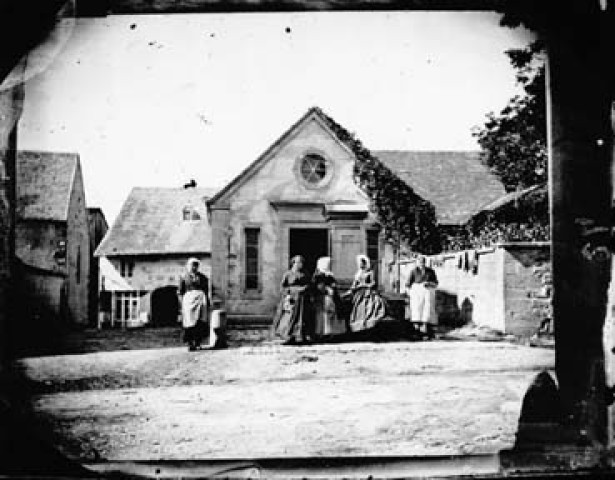 Cinq femmes devant une fontaine