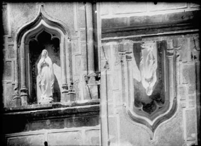 Statue de la Vierge dans une niche