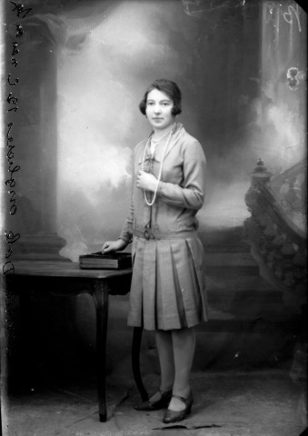 Une femme Henri Dole. Onglières