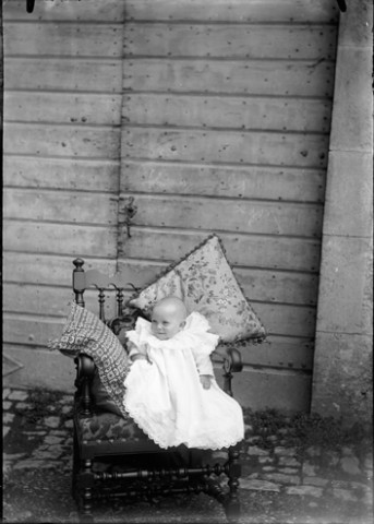 Un enfant dans un fauteuil