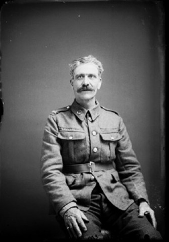 Un militaire canadien