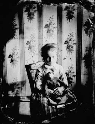 Enfant avec sa poupée