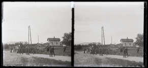 Arrivée des soldats canadiens à Vers-en-Montagne pour l'exploitation des bois de la Fresse : des soldats chargent un camion.