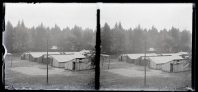 Exploitation de la forêt de la Joux par les soldats canadiens : baraquements en bois à Chevreuil.