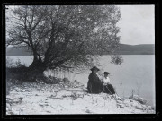 Trois femmes assises sous un arbre, au bord du lac de Chalain.