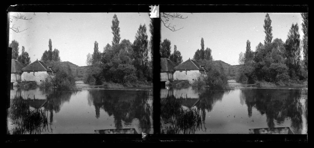 Moulin au bord de la Loue à Port-Lesney.