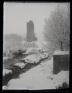 Paysage de neige, les ruines de la tour du château de Vers-en-Montagne en arrière-plan (hiver 1925-1926).