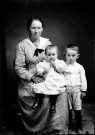 Marie-Louise Dole et ses deux enfants. La Favière