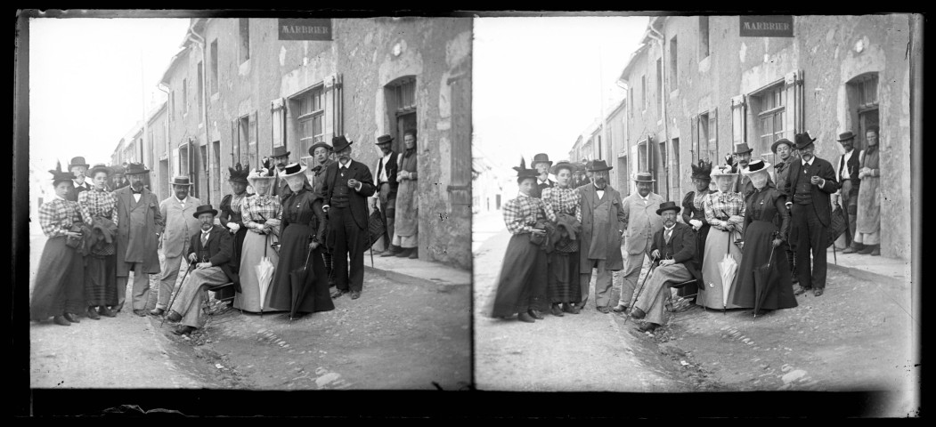 Groupe posant dans la rue à Morteau, sous l'enseigne "Marbrier".