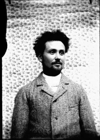 Un homme avec une veste de couleur claire