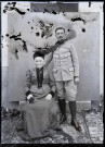 Portrait d'un militaire debout à côté d'une femme âgée assise.