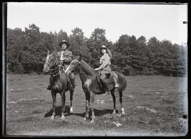 Portraits du Corps des forestiers canadiens et autres troupes : femme en uniforme et officier canadien à cheval.