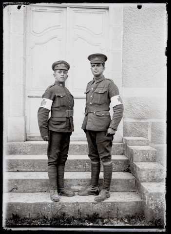 Portraits du Corps des forestiers canadiens et autres troupes : deux militaires du service médical du 165e bataillon canadien.