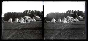 Soldats canadiens à Vers-en-Montagne pour l'exploitation des bois de la Fresse : camp de tentes et premiers baraquements en bois près de la ferme du Parc.