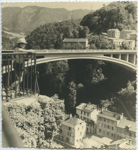 Vue prise de la place Louis XI vers le pont du Tacon.