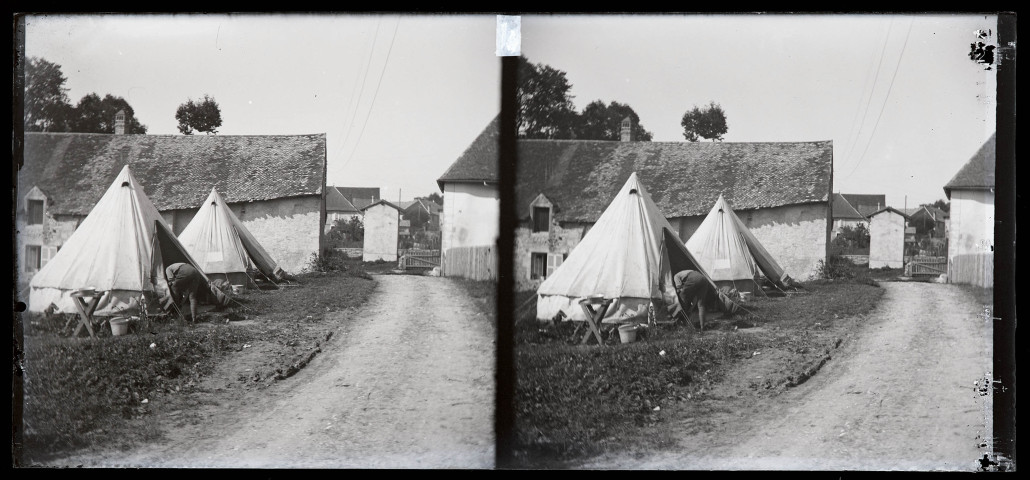 Soldats canadiens à Vers-en-Montagne pour l'exploitation des bois de la Fresse : camp de tentes près de la maison d'Agathe Coutemoine.