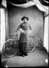 Une femme Courdier avec son vélo. Communailles