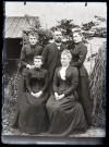 Portrait d'une famille en deuil. Debout : Anne Coutemoine (à gauche), Amédée Coutemoine et Agathe Coutemoine. Assises : une femme et Mathilde Coutemoine (à droite).