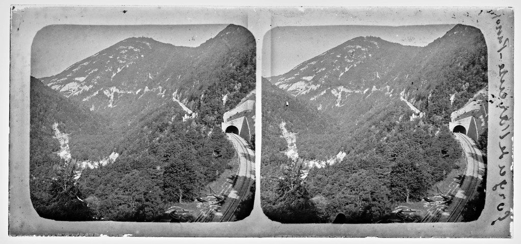 Voie ferrée traversant un tunnel dans les gorges de l'Areuse.