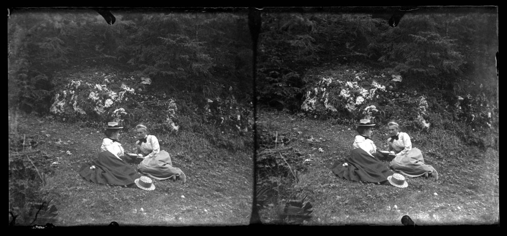 Agathe Coutemoine et sa belle-sœur Emilie Vuillaume assises dans l'herbe.