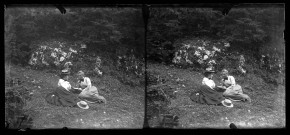 Agathe Coutemoine et sa belle-sœur Emilie Vuillaume assises dans l'herbe.