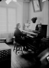 Jeune fille au piano